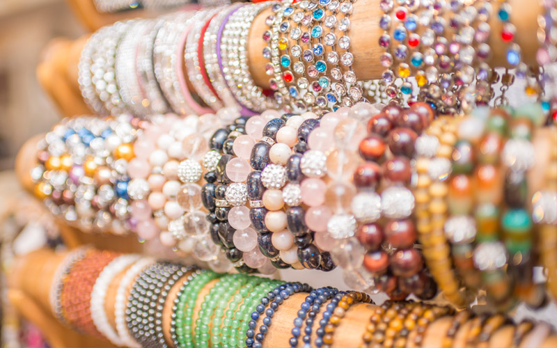 Armbänder mit ausgewählten Edelsteinen