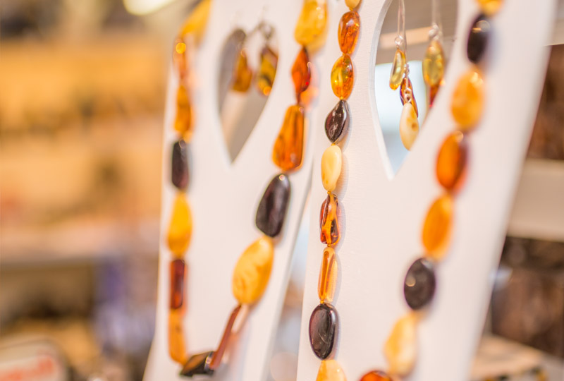 Schmuck mit Edelsteinen und besonderen Materialien